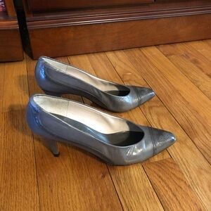 Women classic leather pump, by Evan Picone, 9N. Steel gray with embossed toe.